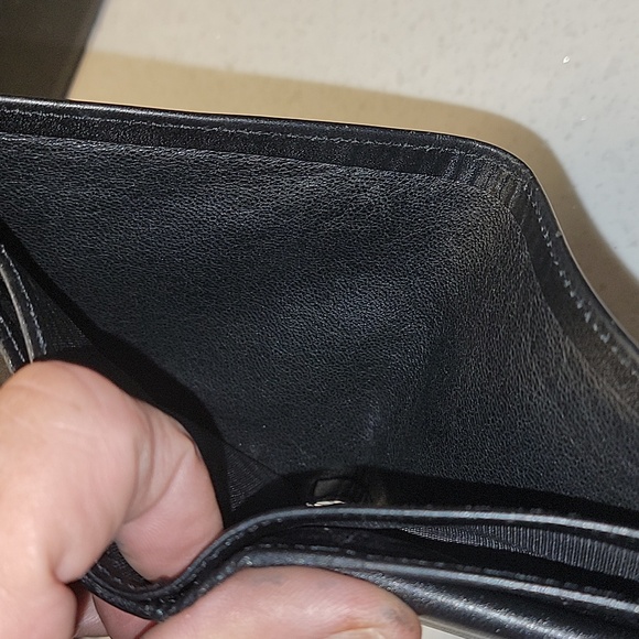 Authentic Men's Gucci bi-fold wallet - Picture 8 of 13